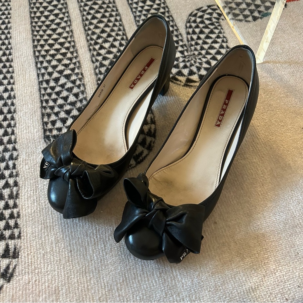 Prada Black Leather Bow Round-Toe Pumps